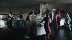 Cena de enfermeiras removendo neonatais do hospital
